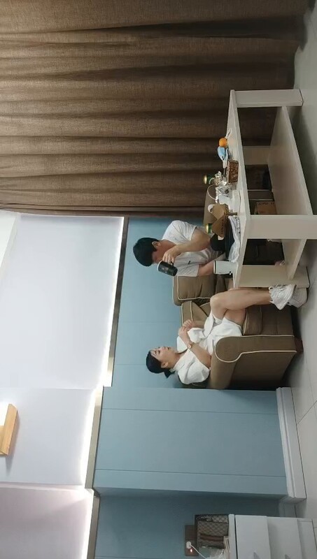 网聊勾诱良家人妻出轨约炮！白衣御姐脱光西装露白虎嫩穴，掰开肥臀后入狂操到高潮！